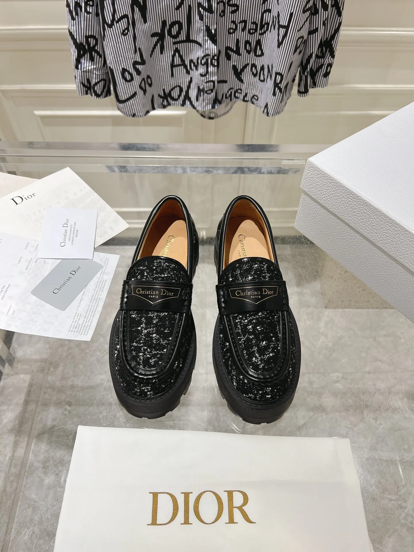 👟👟Ex-factory price 680👟👟 𝐃𝐢𝐎𝐑 #2025 New loafers for early spring 🔥 The loafers you want at first sight #Simple and elegant ‘Low-key luxury! Equipped with eye-catching Chanristian Dior logo buckle #very high-end, comfortable and good-looking💯 and easy to match #spring, summer, autumn and winter🉑️! Upper: imported open-edge beaded cowhide spliced ​​with custom-made fabrics from the counter; lining: water-dyed cowhide; sole: rubber foam outsole, highly elastic and lightweight! size: 35-40 (40 customized)